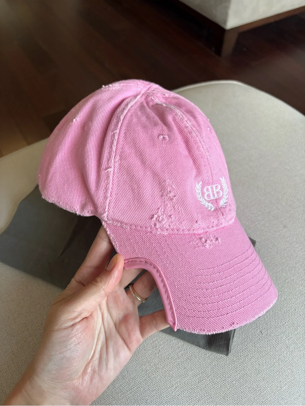 Balenciaga Unisex Laurel Baseball Cap Distressed Baby Pink Logo One Size - Picture 2 of 14